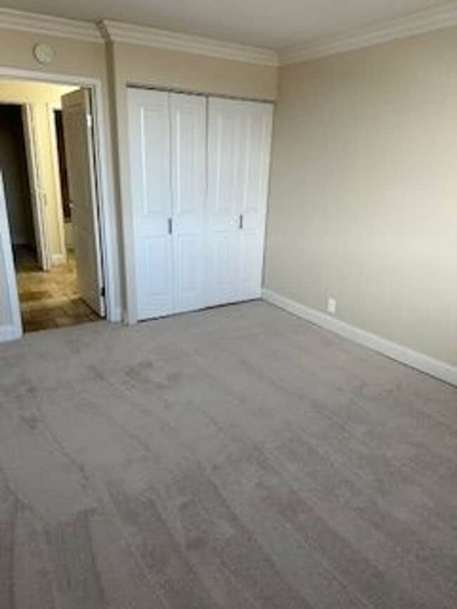 Building Photo - Gorgeous 1 bedroom 1 bath Condo located in The Manhattan