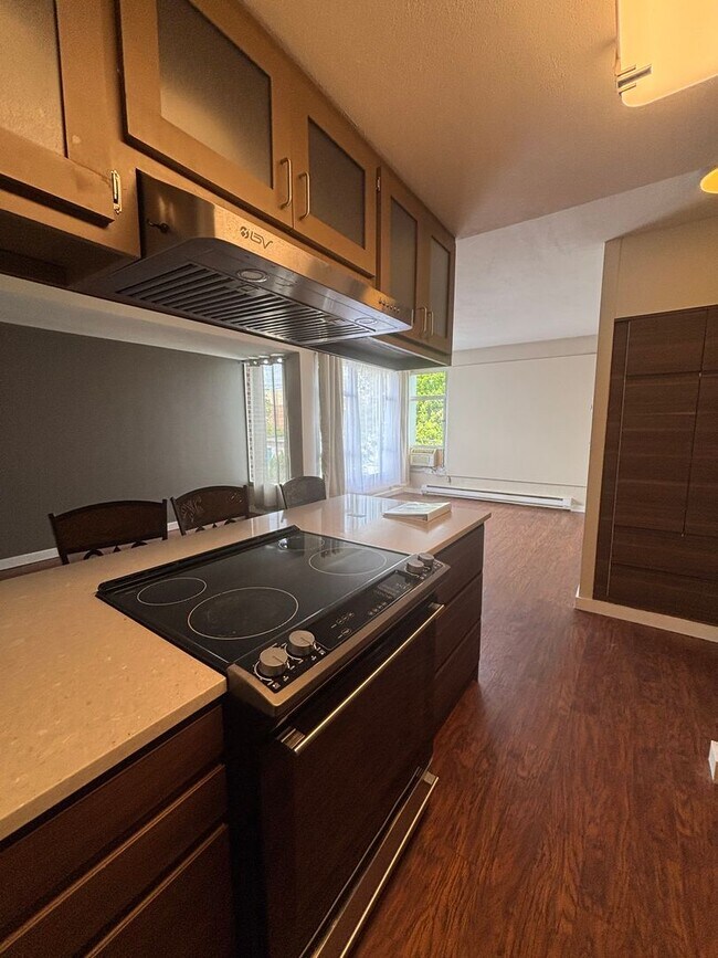 Building Photo - Upgraded 2 Bedroom 2 Bath Close to Downtow...