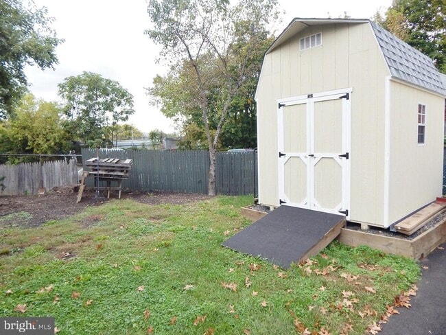 Building Photo - 2349 Woodland Rd