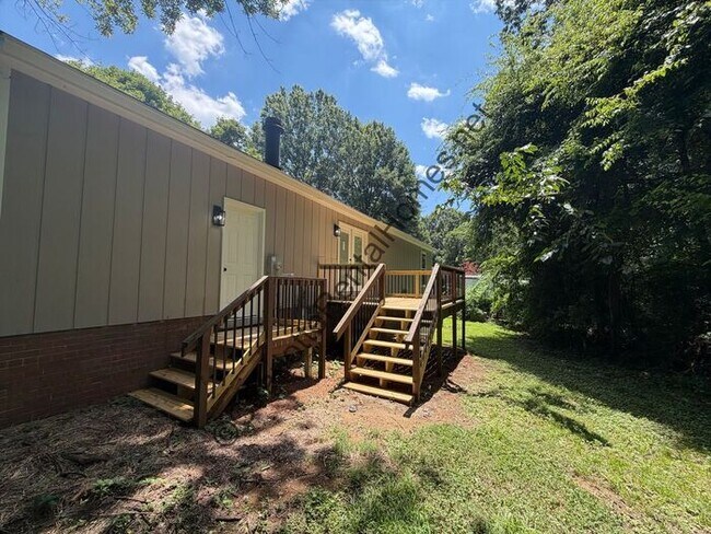 Building Photo - Beautifully Updated 3BR/2BA Home with Garage in Charlotte!