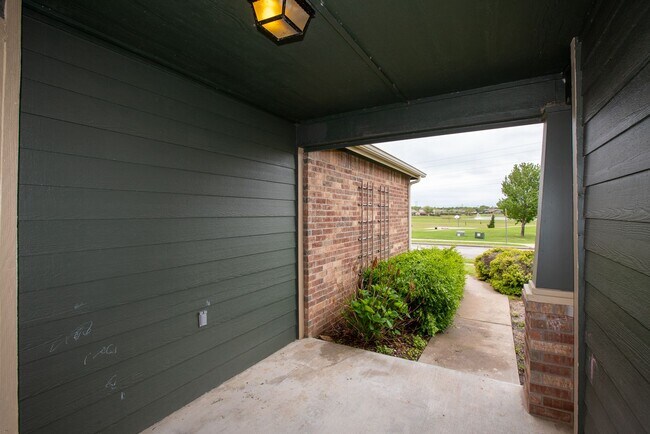 Building Photo - 3 Bed / 2 Bath in Owasso!