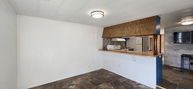 Building Photo - 2 Bed 1 Bath single wide mobile home on just shy of 1/2 acer lot in Lake Stevens $2350.00/mo