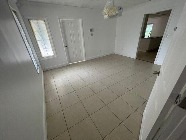 Building Photo - 1674 Louis Dr