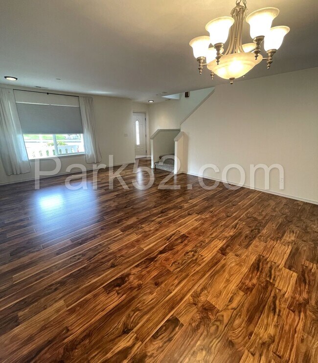 Building Photo - Spacious 4 Bedroom Home in DuPont
