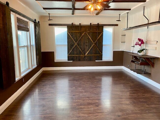 Building Photo - $2,050 Charming 2 Bedroom Home with beauti...