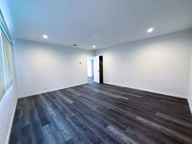 Building Photo - 525 Fischer, 1
