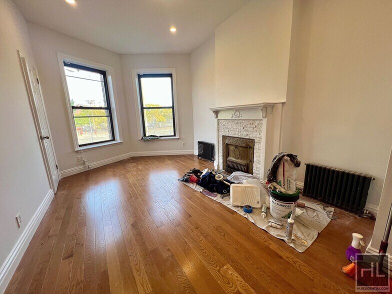 Building Photo - 3BR 2BA Top Floor Bedstuy Townhouse Origin...