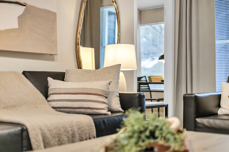 94-21 Oaks - Model - Living Room (15) - 21 Oaks