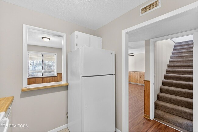 Building Photo - 1426 Mountain Ranch Rd