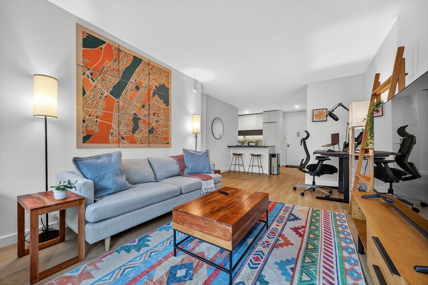 Building Photo - 68 W 37th St