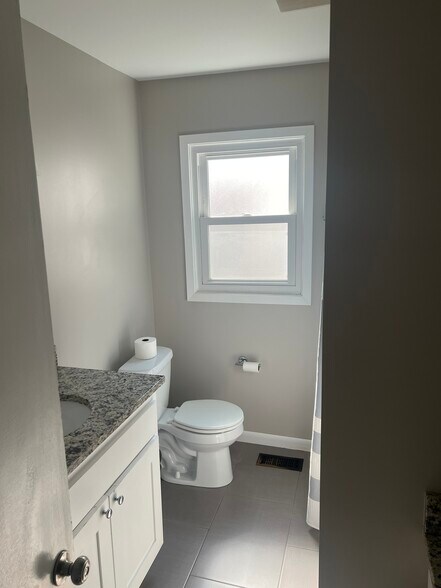 Building Photo - 3839 S Cincinnati Ave