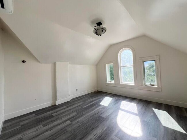 Building Photo - 615 S 900 E
