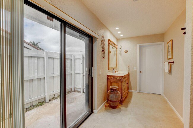 Building Photo - 11511 Island Lakes Ln