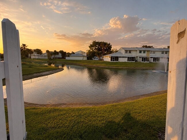 Building Photo - 887 Crystal Lake Dr
