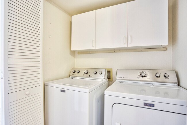 Building Photo - 2 Bed, 2 Bath Beautiful condo available now!
