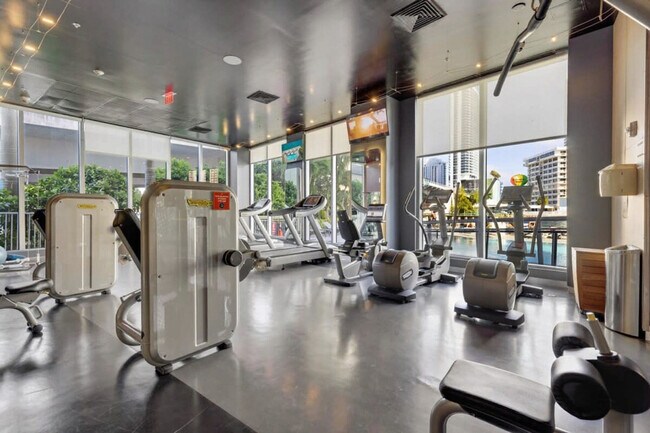 Building Photo - 2602 E Hallandale Beach Blvd