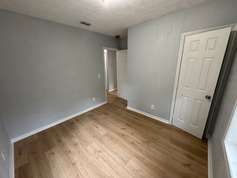 Building Photo - 8016 Lexington Dr