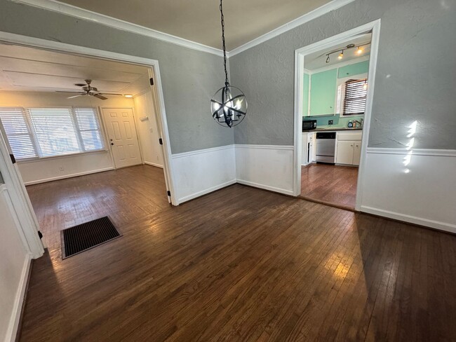 Building Photo - Adorable two bedroom one bathroom home loc...