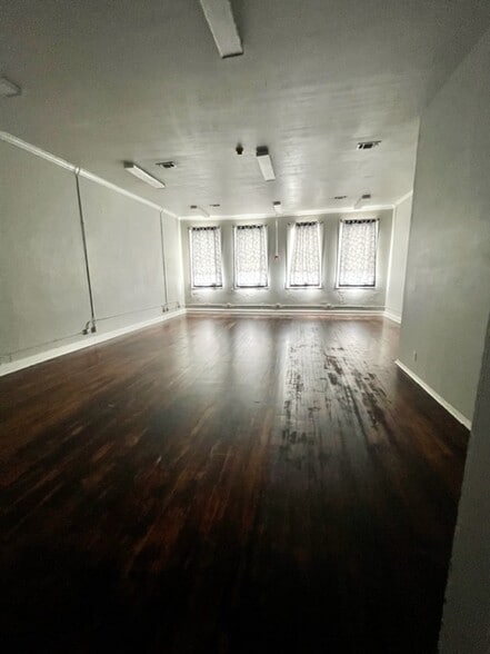 Building Photo - 609 W Main St