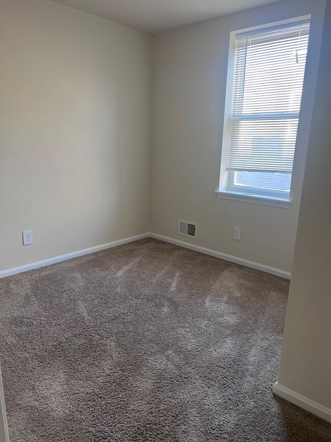 Building Photo - Charming 3BR Townhome