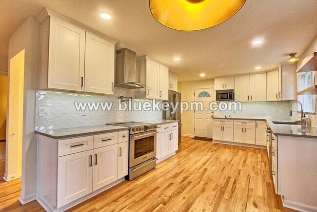 Building Photo - 3 Bed, 3 Bath Home with a LARGE 1/2 Acre Yard and Deck, Boathouse and 2 Bonus Rooms