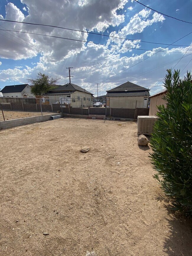 Building Photo - Perfect Small Family Home