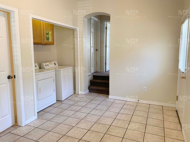 Building Photo - House on Howes!