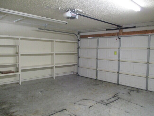 Building Photo - Tempe 4 Bed 2 Bath Includes Pool & Landscaping - Great Location