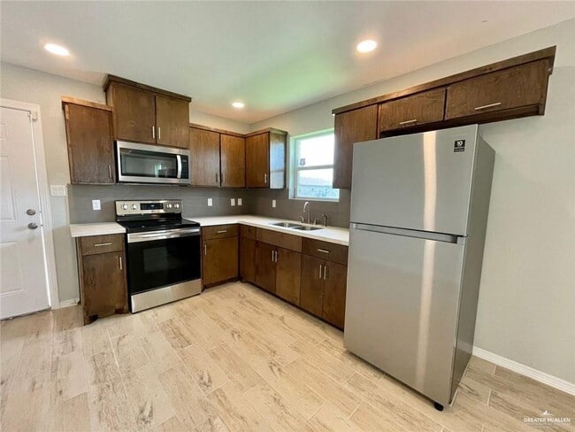 Building Photo - 5 W Primrose Ave