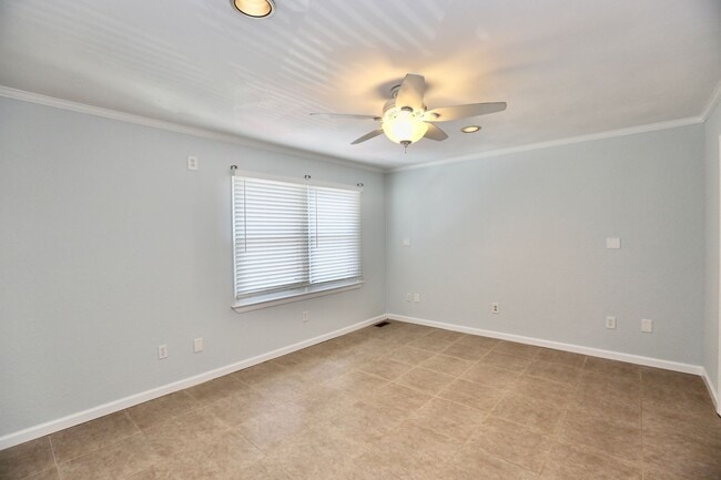 Building Photo - Upgraded Condo at Chic's beach!! Updated K...
