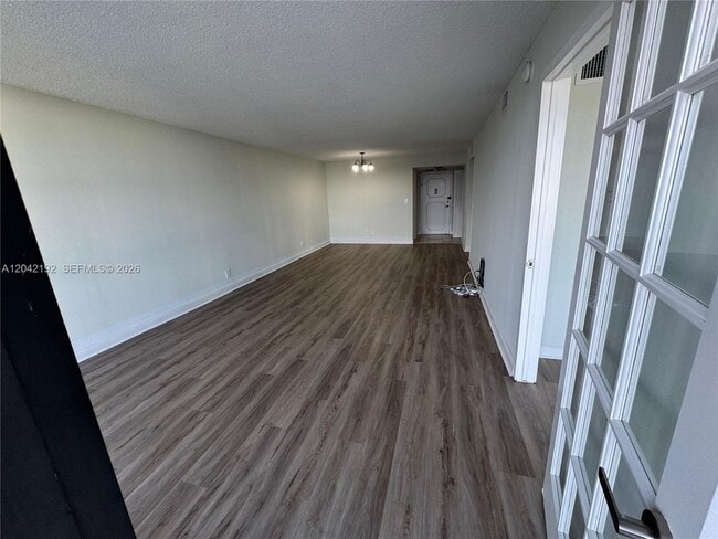 Building Photo - 800 Parkview Dr