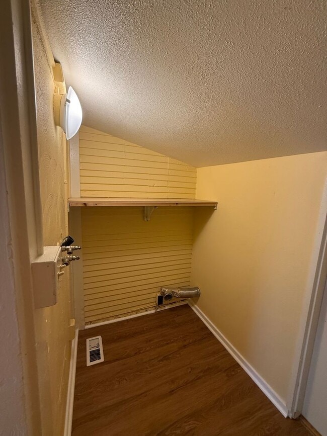 Building Photo - Cozy 2 Bedroom 1 Bath Home