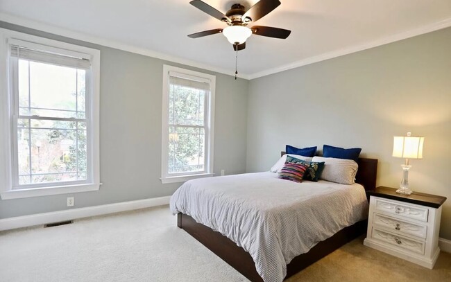 Building Photo - 250 E Delaware Ave