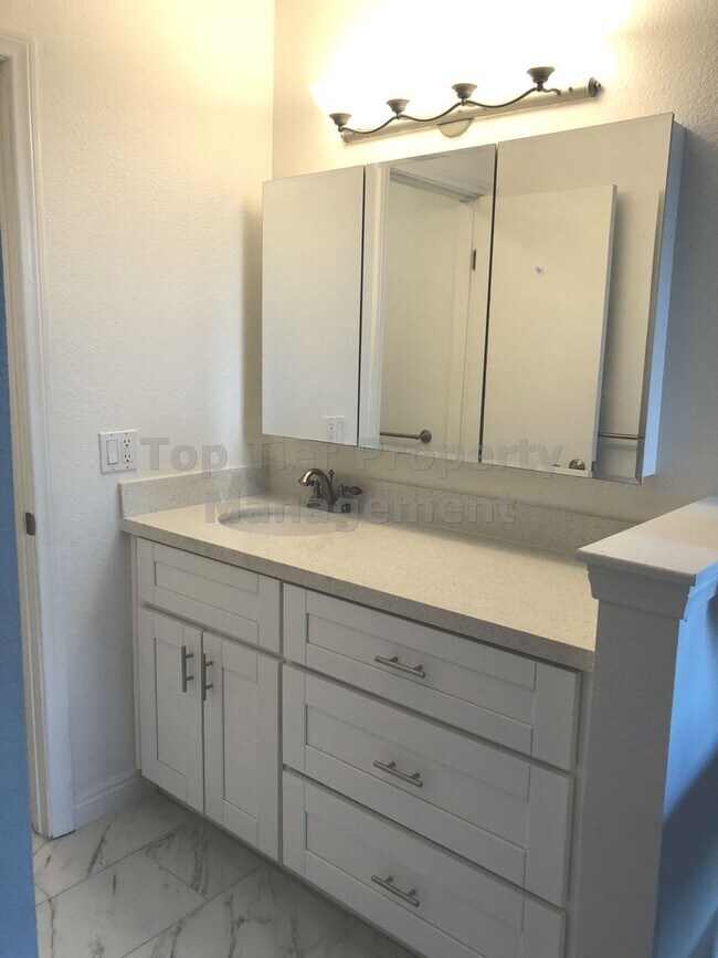 Building Photo - **Ground-Floor 1 Bed / 1 Bath Condo Near S...