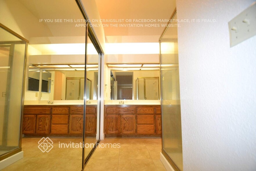 Building Photo - 9417 Soaring Oaks Dr