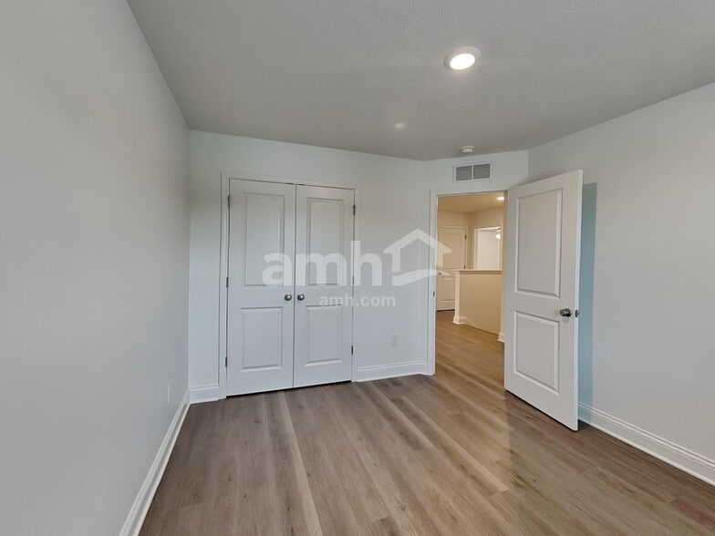 Building Photo - 9202 Henley Ave