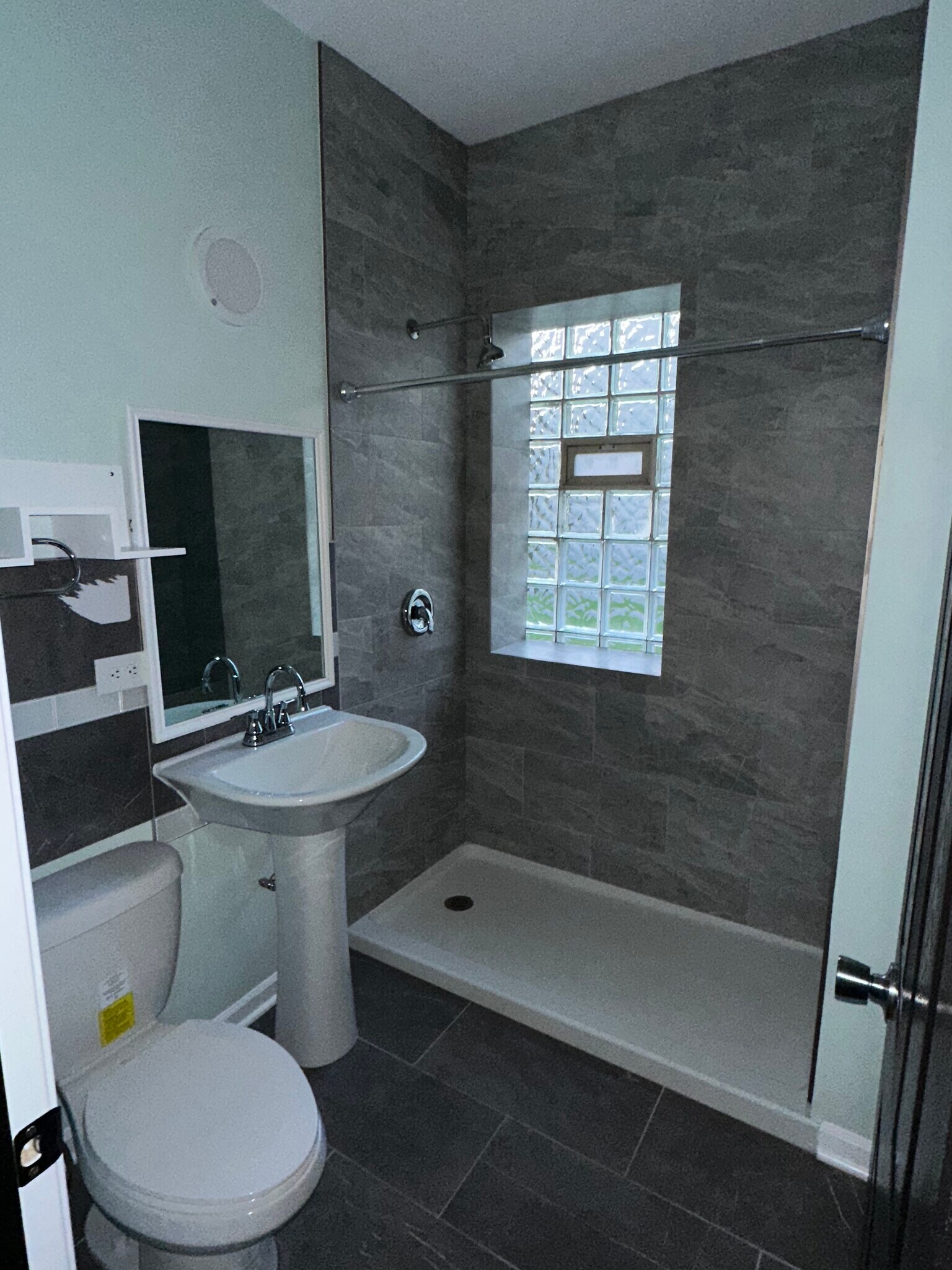 Full bathroom - 1556 S Spaulding Ave