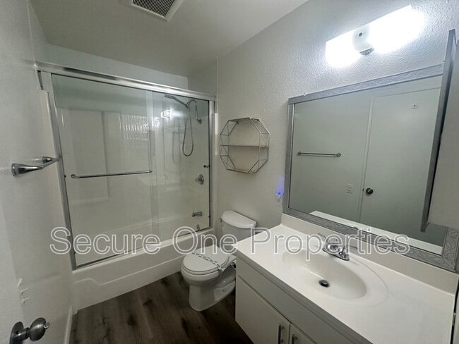 Building Photo - 491 Serento Cir