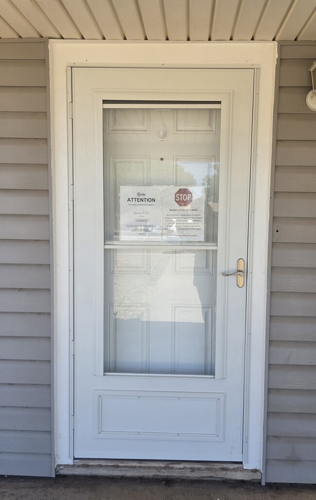 Building Photo - 3 bed 1.5 bath home, large backyard!