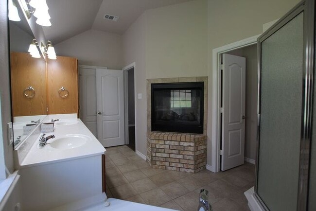 Building Photo - 3 bedroom 2 bathroom home in Tyler!