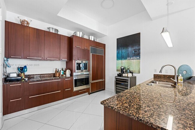 Building Photo - 15811 Collins Ave