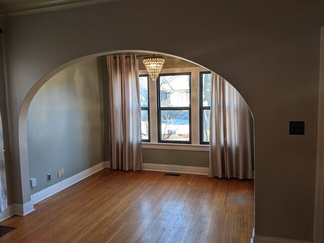 Building Photo - Adorable Midtown brick bungalow