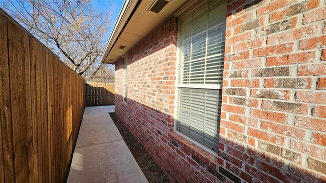 Building Photo - 643 Sisken Ct