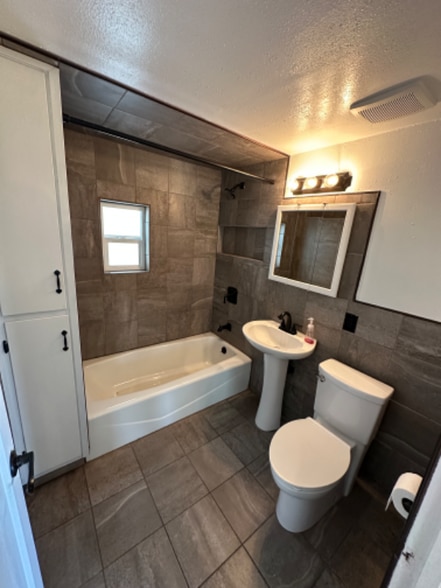 Building Photo - 4024 N Walnut St