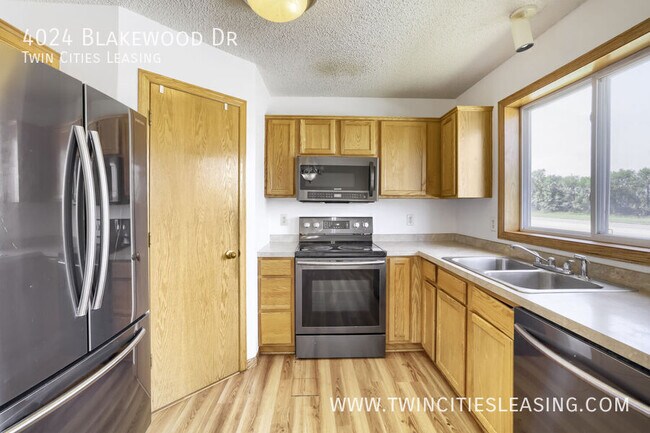 Building Photo - 4024 Blakewood Dr