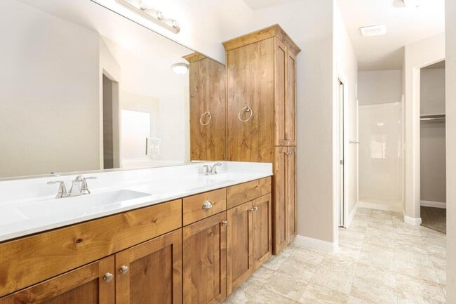 Building Photo - Beautiful 4 Bedroom Home!