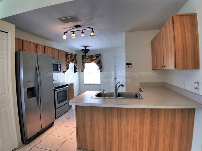 Building Photo - 903 Lejay St