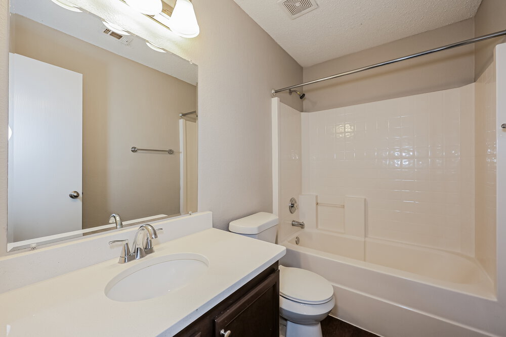 Building Photo - 565 Keble Dr