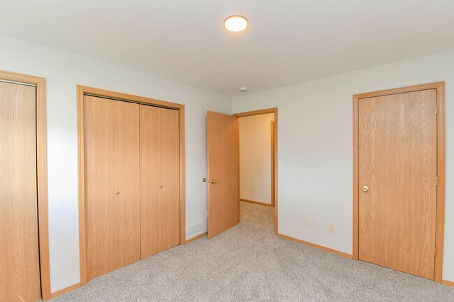 Building Photo - 4405 W Antelope Dr