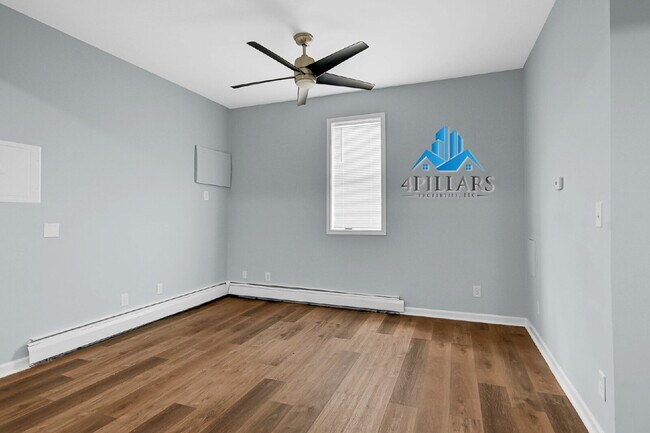 Building Photo - "Charming 2-Bedroom Haven in East Chicago - Spacious 750 Sq Ft Gem!"